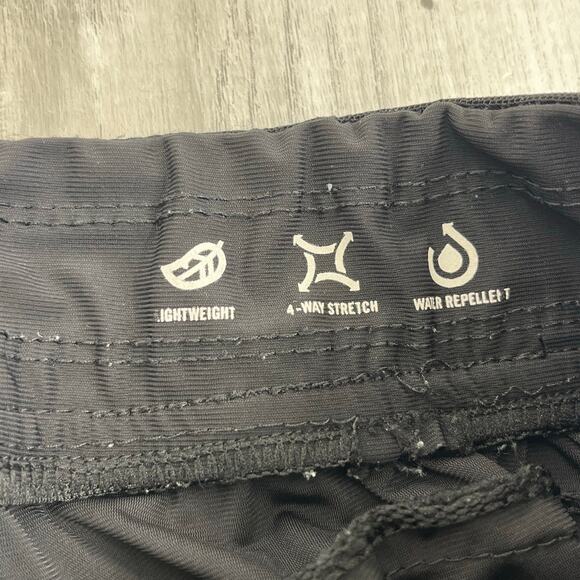 Kenneth Cole Black Lightweight Water Repellent 4 Way Stretch 9" Shorts Medium - Picture 6 of 12